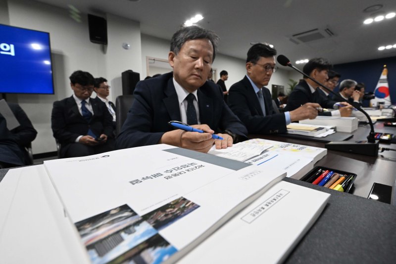 16일 서울 종로구 정부서울청사 창성동 별관에서 열린 국정기획위원회 1차 전체 회의에 행정안전부에서 발행한 '제21대 대통령 국정인수 매뉴얼' 자료가 비치돼 있다. (공동취재) 2025.6.16/뉴스1 ⓒ News1 신웅수 기자