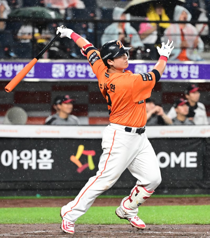 15일 대전 한화생명볼파크에서 열린 프로야구 '2025 신한 SOL 뱅크 KBO리그' 한화이글스 대 LG트윈스 경기에서 한화 노시환이 8회말 홈런을 치고 있다. 2025.6.15/뉴스1 ⓒ News1 김기남 기자