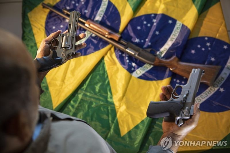 브라질서 두 살배기가 우발적으로 쏜 총에 20대母 참변