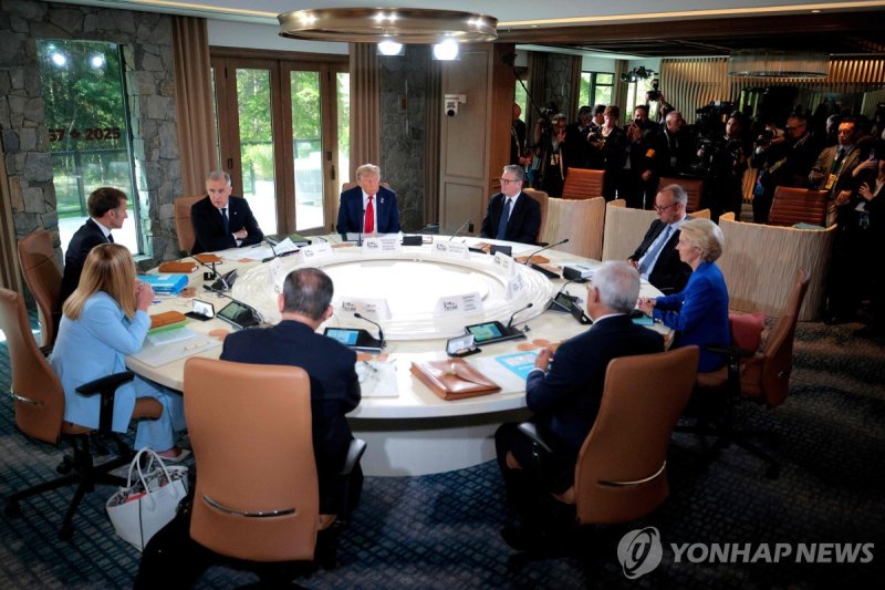 캐나다 G7 정상회담 원탁에 앉은 정상들 (출처=연합뉴스)