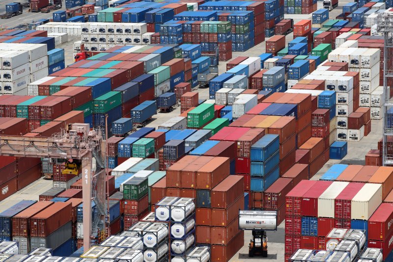 이달 11일 부산항 신선대부두 컨테이너 야적장. 뉴스1