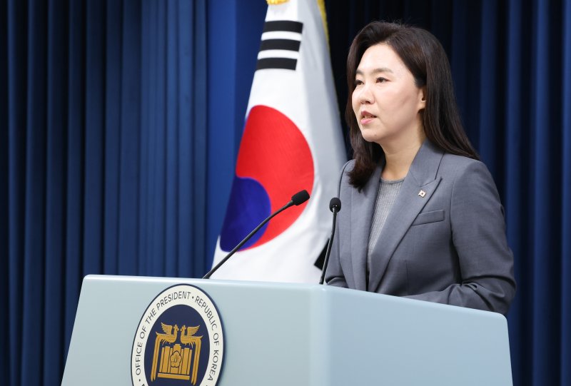강유정 대통령실 대변인이 16일 서울 용산구 대통령실 청사에서 국민추천제 관련 브리핑을 하고 있다. 2025.6.16/뉴스1 ⓒ News1 허경 기자