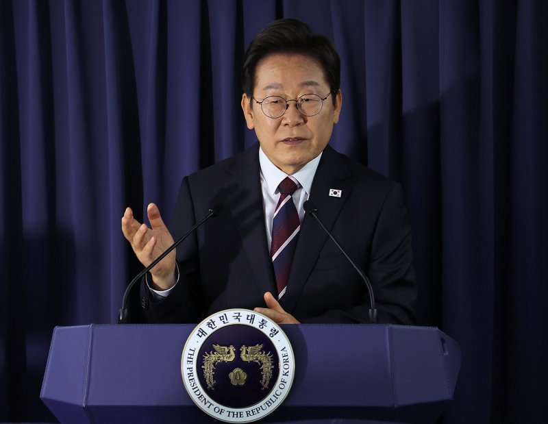 [캘거리=뉴시스] 최진석 기자 = 이재명 대통령이 16일(현지 시간) 주요 7개국(G7) 정상회의 참석을 위해 캐나다 앨버타주 캘거리로 향하는 공군 1호기에서 기자간담회를 하고 있다. 2025.06.17. myjs@newsis.com