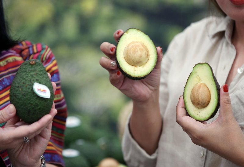 [서울=뉴시스] 서울 홈플러스 강서점에서 마리아 테레사 디존데베가 주한 필리핀대사가 모델과 함께 아보카도를 들고 포즈를 취하고 있다. 2023.10.19. kkssmm99@newsis.com