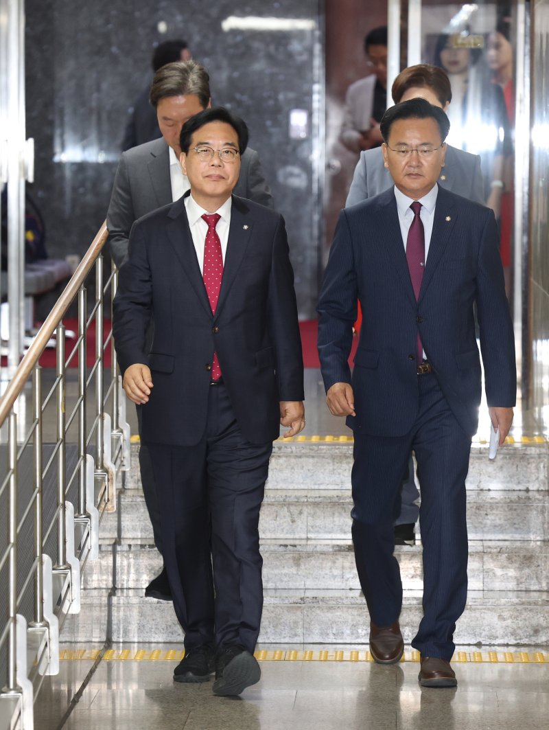 [서울=뉴시스] 김명년 기자 = 송언석 국민의힘 원내대표가 17일 오전 서울 여의도 국회에서 열린 원내대책회의에 참석하고 있다. 2025.06.17. kmn@newsis.com