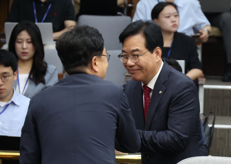 [서울=뉴시스] 고승민 기자 = 송언석 국민의힘 원내대표가 17일 서울 여의도 국회에서 열린 원내대책회의에서 시작 전 의원들과 인사하고 있다. 2025.06.17. kkssmm99@newsis.com