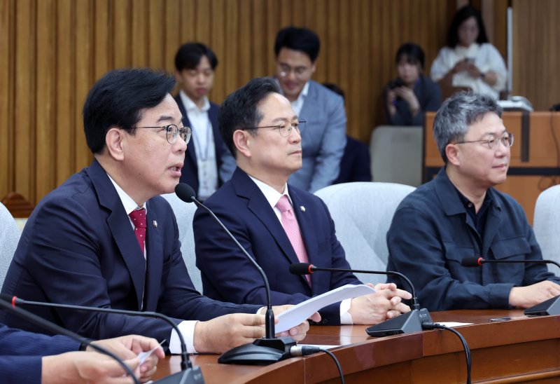 [서울=뉴시스] 고승민 기자 = 송언석 국민의힘 원내대표가 17일 서울 여의도 국회에서 열린 원내대책회의에서 발언하고 있다. 2025.06.17. kkssmm99@newsis.com