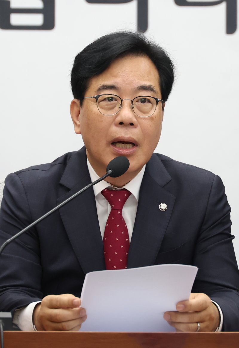 [서울=뉴시스] 고승민 기자 = 송언석 국민의힘 원내대표가 17일 서울 여의도 국회에서 열린 원내대책회의에서 발언하고 있다. 2025.06.17. kkssmm99@newsis.com