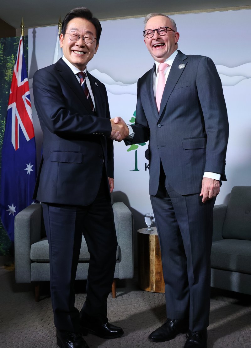 [캘거리=뉴시스] 최진석 기자 = 주요 7개국(G7) 정상회의 참석차 캐나다를 방문한 이재명 대통령이 16일(현지 시간) 캘거리 한 호텔에서 열린 한-호주 정상회담에 앞서 앤서니 앨버니지 호주 총리와 악수하고 있다. 2025.06.17. myjs@newsis.com