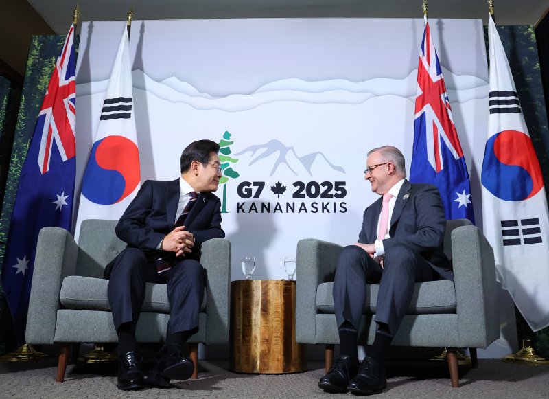 [캘거리=뉴시스] 최진석 기자 = 주요 7개국(G7) 정상회의 참석차 캐나다를 방문한 이재명 대통령이 16일(현지 시간) 캘거리 한 호텔에서 앤서니 앨버니지 호주 총리와 한-호주 정상회담을 하고 있다. 2025.06.17. myjs@newsis.com