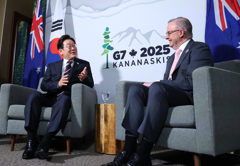 [캘거리=뉴시스] 최진석 기자 = 주요 7개국(G7) 정상회의 참석차 캐나다를 방문한 이재명 대통령이 16일(현지 시간) 캘거리 한 호텔에서 앤서니 앨버니지 호주 총리와 한-호주 정상회담을 하고 있다. 2025.06.17. myjs@newsis.com