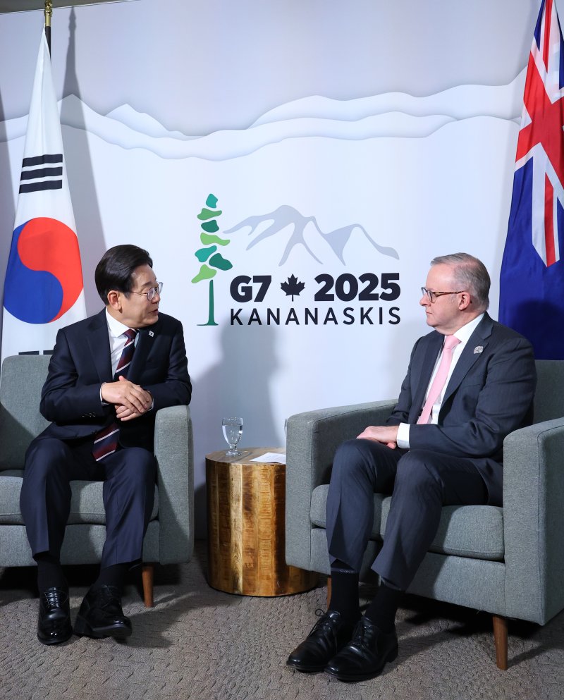 [캘거리=뉴시스] 최진석 기자 = 주요 7개국(G7) 정상회의 참석차 캐나다를 방문한 이재명 대통령이 16일(현지 시간) 캘거리 한 호텔에서 앤서니 앨버니지 호주 총리와 한-호주 정상회담을 하고 있다. 2025.06.17. myjs@newsis.com