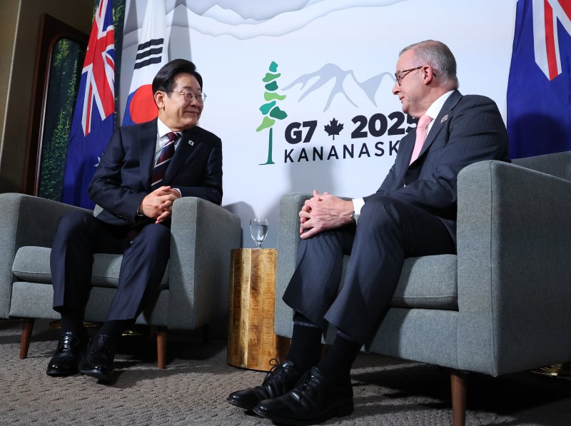 [캘거리=뉴시스] 최진석 기자 = 주요 7개국(G7) 정상회의 참석차 캐나다를 방문한 이재명 대통령이 16일(현지 시간) 캘거리 한 호텔에서 앤서니 앨버니지 호주 총리와 한-호주 정상회담을 하고 있다. 2025.06.17. myjs@newsis.com