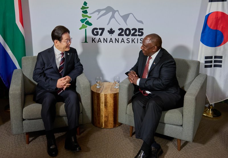 [캘거리=뉴시스] 최진석 기자 = 주요 7개국(G7) 정상회의 참석차 캐나다를 방문한 이재명 대통령이 16일(현지 시간) 캘거리 한 호텔에서 시릴 라마포사 남아공 대통령과 한-남아공 정상회담을 하고 있다. (공동취재) 2025.06.17. myjs@newsis.com
