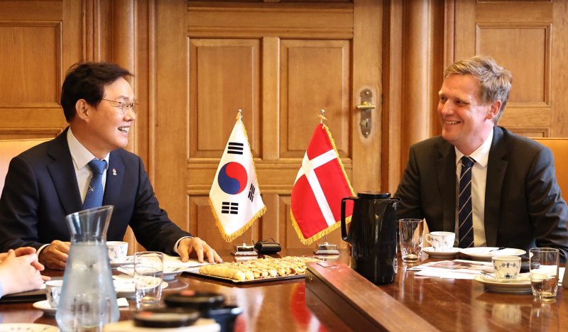 [창원=뉴시스] 박완수(왼쪽) 경남도지사가 16일(현지 시각) 오후 덴마크 코펜하겐시를 공식 방문해 옌스 크리스챤 뤼킨(Jens Christian Lütken) 고용통합부 시장과 환담하고 있다. (사진=경남도 제공) 2025.06.17. photo@newsis.com