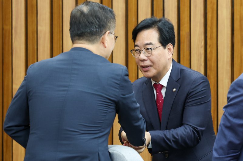 송언석 국민의힘 신임 원내대표가 17일 오전 서울 여의도 국회에서 열린 원내대책회의에 참석해 최형두 의원과 악수하고 있다. 2025.6.17/뉴스1 ⓒ News1 안은나 기자