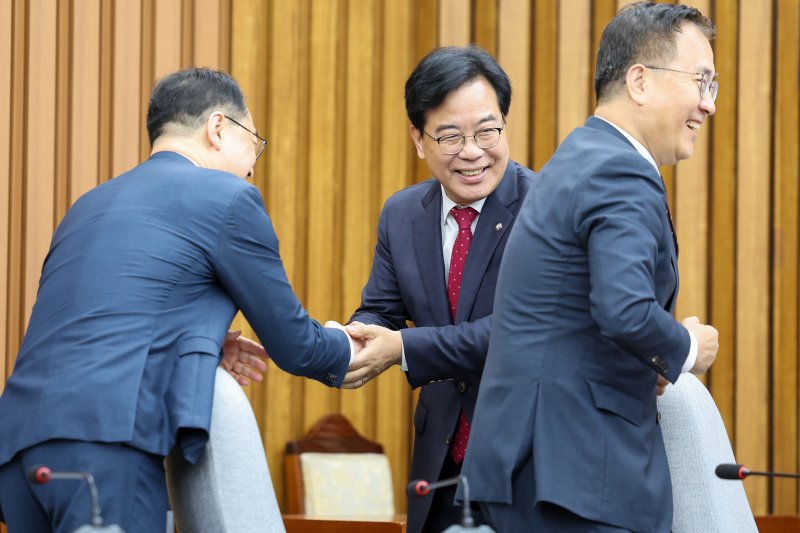 송언석 국민의힘 신임 원내대표가 17일 오전 서울 여의도 국회에서 열린 원내대책회의에 참석해 김건 의원과 악수하고 있다. 2025.6.17/뉴스1 ⓒ News1 안은나 기자