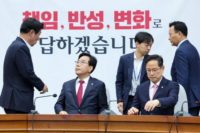송언석 국민의힘 신임 원내대표가 17일 오전 서울 여의도 국회에서 열린 원내대책회의에 참석해 강대식 의원과 대화하고 있다. 2025.6.17/뉴스1 ⓒ News1 안은나 기자
