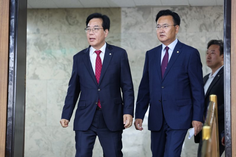 송언석 국민의힘 신임 원내대표(왼쪽)와 유상범 법사위 간사가 17일 오전 서울 여의도 국회에서 열린 원내대책회의에 입장하고 있다. 2025.6.17/뉴스1 ⓒ News1 안은나 기자