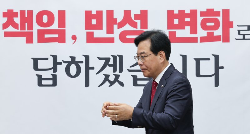 송언석 국민의힘 신임 원내대표가 17일 오전 서울 여의도 국회에서 열린 원내대책회의에 참석해 의원들과 인사하고 있다. 2025.6.17/뉴스1 ⓒ News1 안은나 기자