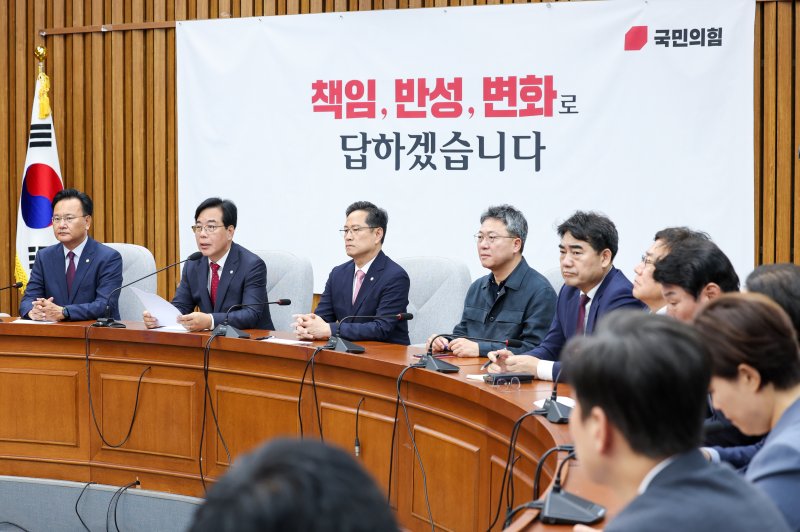 송언석 국민의힘 신임 원내대표가 17일 오전 서울 여의도 국회에서 열린 원내대책회의에 참석해 모두 발언하고 있다. 2025.6.17/뉴스1 ⓒ News1 안은나 기자