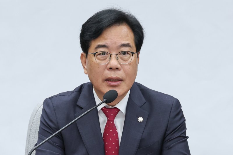 송언석 국민의힘 신임 원내대표가 17일 오전 서울 여의도 국회에서 열린 원내대책회의에 참석해 모두 발언하고 있다. 2025.6.17/뉴스1 ⓒ News1 안은나 기자