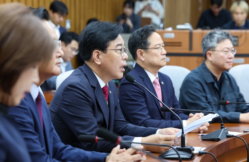 송언석 국민의힘 신임 원내대표가 17일 오전 서울 여의도 국회에서 열린 원내대책회의에 참석해 모두 발언하고 있다. 2025.6.17/뉴스1 ⓒ News1 안은나 기자