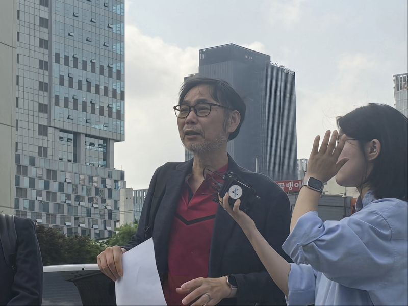 이재명 대통령을 외환 혐의로 경찰에 고발한 김순환 서민민생대책위원회 사무총장이 17일 오전 서울 종로경찰서에서 열린 고발인 조사에 출석하며 입장을 밝히고 있다. /사진=서지윤 기자