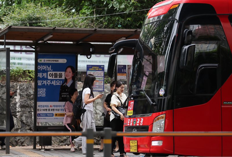 버스파업이 10일째 이어지고 있는 17일 오전 광주 동구 남광주역에서 시민들이 전세버스에 탑승하고 있다. 2025.6.17/뉴스1 ⓒ News1 박지현 기자