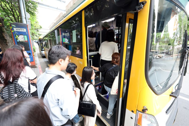 버스파업이 10일째 이어지고 있는 17일 오전 광주 동구 남광주역에서 시민들이 만원버스에 탑승하고 있다. 2025.6.17/뉴스1 ⓒ News1 박지현 기자