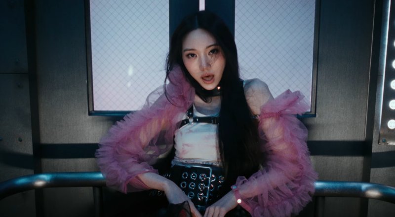 올데이 프로젝트 영서('페이머스' 뮤직비디오 영상 갈무리)