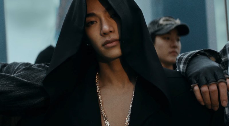 올데이 프로젝트 타잔('페이머스' 뮤직비디오 영상 갈무리)