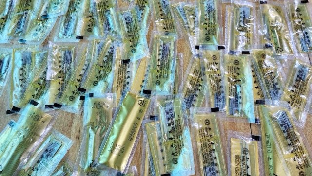 [제주=뉴시스] 2022년부터 올해 3월까지 제주를 비롯해 서울·부산·대구 등지에서 한의사 면허가 없음에도 불구하고 치매 또는 암 환자들 120여명을 대상으로 불법 침 시술을 한 70대가 구속송치 됐다. 사진은 제주도자치경찰단이 올해 3월 제주시 내 불법 의료 현장에서 압수된 침들. (사진=제주도자치경찰단 제공) 2025.06.17. photo@newsis.com