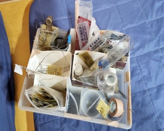 [제주=뉴시스] 2022년부터 올해 3월까지 제주를 비롯해 서울·부산·대구 등지에서 한의사 면허가 없음에도 불구하고 치매 또는 암 환자들 120여명을 대상으로 불법 침 시술을 한 70대가 구속송치 됐다. 사진은 제주도자치경찰단이 올해 3월 제주시 내 불법 의료 현장에서 압수한 침 등 의료도구들. (사진=제주도자치경찰단 제공) 2025.06.17. photo@newsis.com