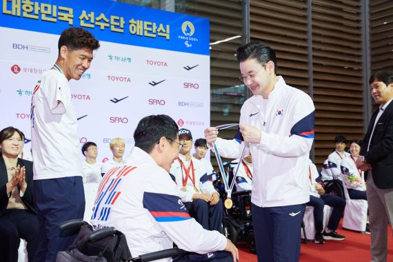 사진=배동현 선수단장이 2024 파리 패럴림픽 대회 해단식에서 사격 장성원 감독에게 순금메달을 수여하고 있다.