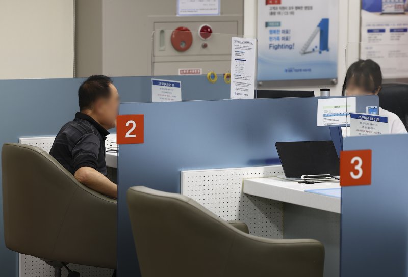 [서울=뉴시스] 김근수 기자 = 3단계 스트레스 총부채원리금상환비율(DSR) 규제 시행을 앞둔 10일 서울 시내의 한 시중은행에서 시민이 가계대출 상담을 받고 있다. 2025.06.10. ks@newsis.com