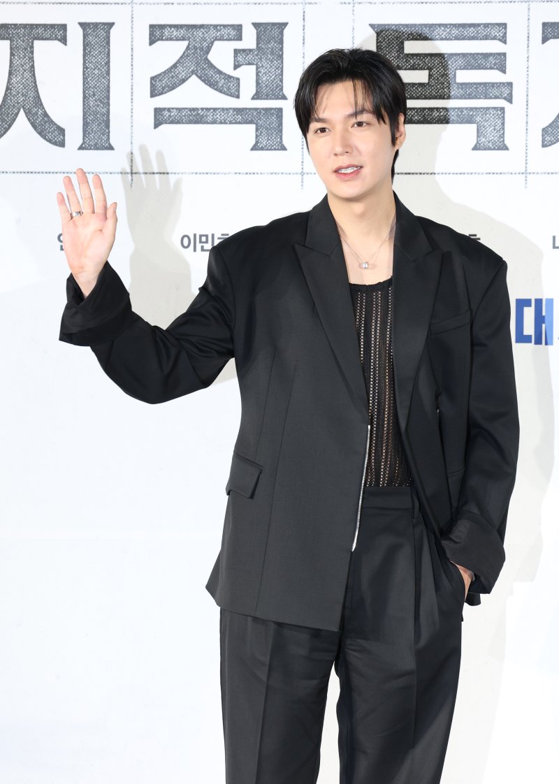 배우 이민호가 17일 서울 광진구 롯데시네마 건대입구에서 열린 영화 '전지적 독자 시점‘(감독 김병우) 제작보고회에 참석해 포즈를 취하고 있다. '전지적 독자 시점'은 10년 이상 연재된 소설이 완결된 날 소설 속 세계가 현실이 되어 버리고, 유일한 독자였던 ‘김독자’가 소설의 주인공 ‘유중혁’ 그리고 동료들과 함께 멸망한 세계에서 살아남기 위한 판타지 액션 영화다. 2025.6.17/뉴스1 ⓒ News1 권현진 기자