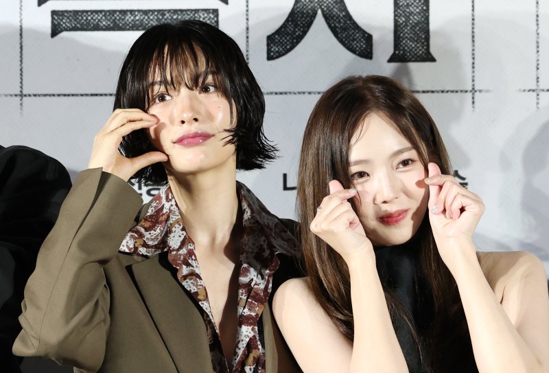 배우 채수빈과 나나(오른쪽)나 17일 서울 광진구 롯데시네마 건대입구에서 열린 영화 '전지적 독자 시점‘(감독 김병우) 제작보고회에 참석해 포즈를 취하고 있다. '전지적 독자 시점'은 10년 이상 연재된 소설이 완결된 날 소설 속 세계가 현실이 되어 버리고, 유일한 독자였던 ‘김독자’가 소설의 주인공 ‘유중혁’ 그리고 동료들과 함께 멸망한 세계에서 살아남기 위한 판타지 액션 영화다. 2025.6.17/뉴스1 ⓒ News1 권현진 기자