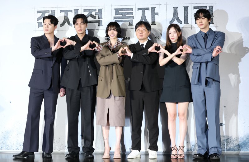 배우 신승호(왼쪽부터)와 이민호, 나나, 김병우 감독, 채수빈, 안효섭이 17일 서울 광진구 롯데시네마 건대입구에서 열린 영화 '전지적 독자 시점‘ 제작보고회에 참석해 포즈를 취하고 있다. '전지적 독자 시점'은 10년 이상 연재된 소설이 완결된 날 소설 속 세계가 현실이 되어 버리고, 유일한 독자였던 ‘김독자’가 소설의 주인공 ‘유중혁’ 그리고 동료들과 함께 멸망한 세계에서 살아남기 위한 판타지 액션 영화다. 2025.6.17/뉴스1 ⓒ News1 권현진 기자