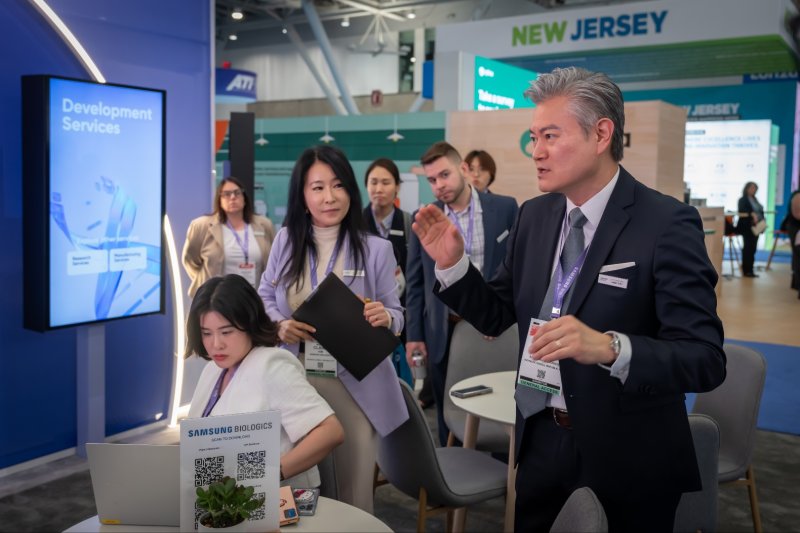 [보스턴=뉴시스] 제임스최 삼성바이오로직스 세일즈센터 영업지원담당 부사장이 소개하고 있다. (사진=삼성바이오로직스 제공)2025.06.17. photo@newsis.com *재판매 및 DB 금지