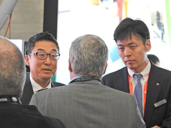 [보스턴=뉴시스] 신유열 롯데지주 미래성장실장 겸 롯데바이오로직스 글로벌전략실장이 참석해 부스 투어하고 있다. (사진=바이오USA 공동취재단) 2025.06.17. photo@newsis.com *재판매 및 DB 금지