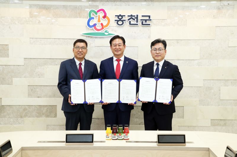 홍천군과 풀무원식품, 농협중앙회홍천군지부 업무 협약식이 17일 홍천군청에서 열렸다. 홍천군 제공