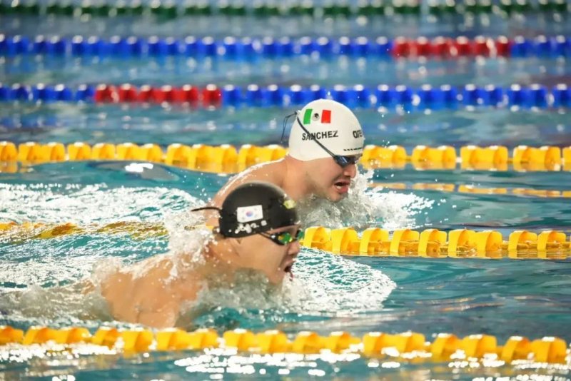 용인시 장애인수영팀 조기성 선수가 금빛 메달을 향한 역영을 하고 있는 모습.(용인시 제공)