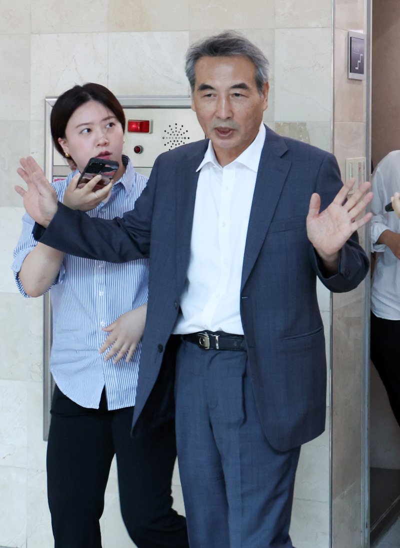 [서울=뉴시스] 김선웅 기자 = 김건희 여사에 대한 수사를 맡은 민중기 특별검사가 17일 서울 서초구 소재 법무법인 사무실을 나서며 취재진과 만나 질문에 답변하고 있다. 2025.06.17. mangusta@newsis.com