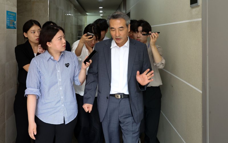 [서울=뉴시스] 김선웅 기자 = 김건희 여사에 대한 수사를 맡은 민중기 특별검사가 17일 서울 서초구 소재 법무법인 사무실을 나서며 취재진과 만나 질문에 답변하고 있다. 2025.06.17. mangusta@newsis.com