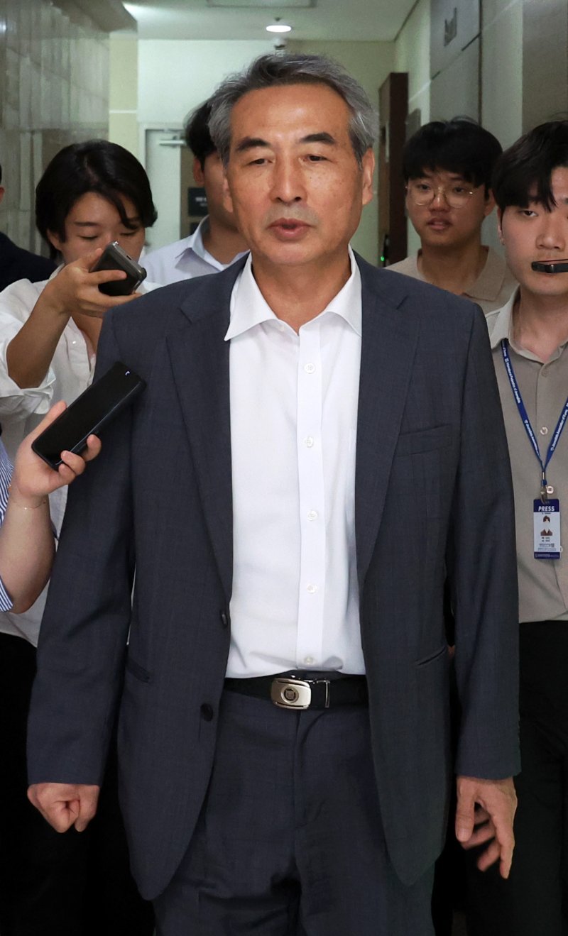 [서울=뉴시스] 김선웅 기자 = 김건희 여사에 대한 수사를 맡은 민중기 특별검사가 17일 서울 서초구 소재 법무법인 사무실을 나서며 취재진과 만나 질문에 답변하고 있다. 2025.06.17. mangusta@newsis.com