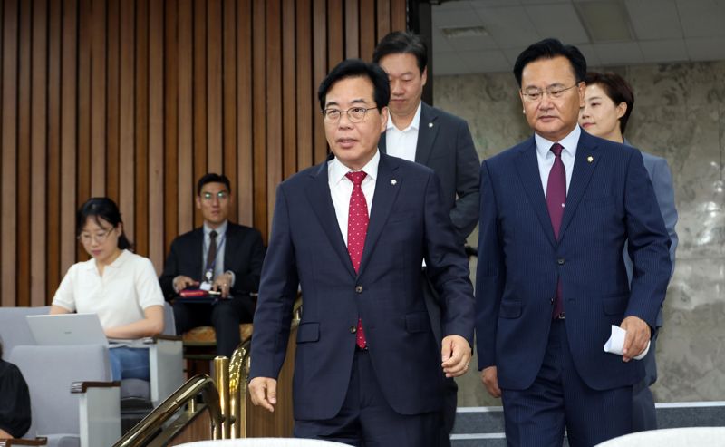 토토사이트추천 국민의힘 신임 원내대표가 17일 서울 여의도 국회에서 열린 원내대책회의에 참석하고 있다. 사진=박범준 기자