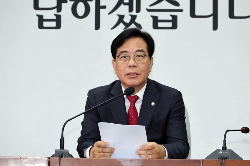 토토사이트추천 국민의힘 신임 원내대표가 17일 서울 여의도 국회에서 열린 원내대책회의에 참석해 모두 발언하고 있다. 사진=박범준 기자