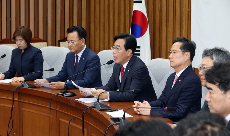 토토사이트추천 국민의힘 신임 원내대표가 17일 서울 여의도 국회에서 열린 원내대책회의에 참석해 모두 발언하고 있다. 사진=박범준 기자