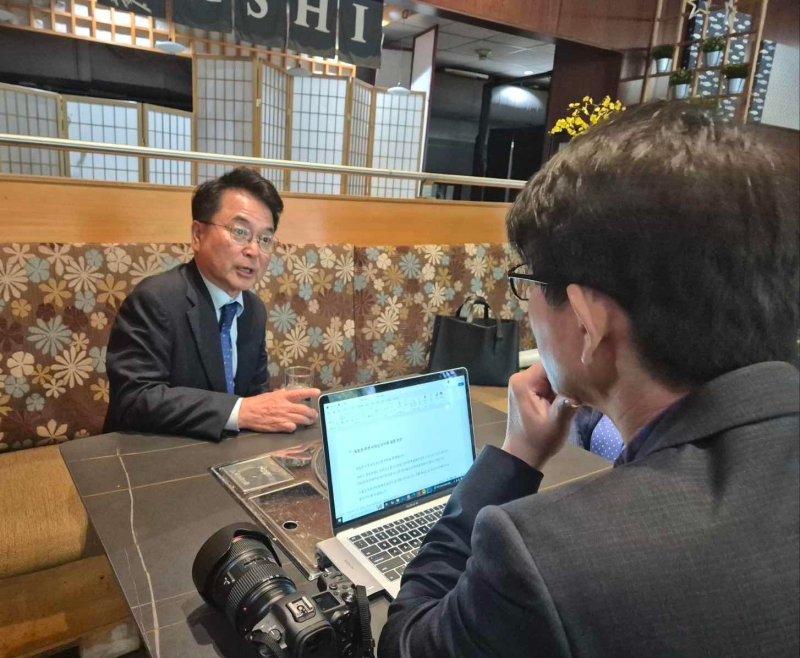 보스턴 코리아와 인터뷰하는 육동한 춘천시장.(춘천시 제공, 재판매 및 DB금지)